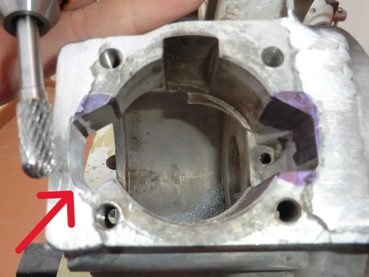 Carter de vespino en el que se ha empezado a abrir el transfer izquierdo en un extremo faltando otro transfer entero