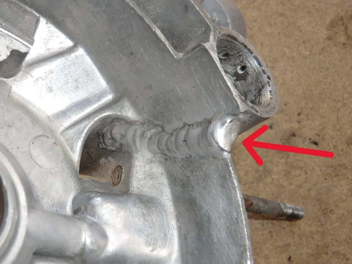 Vista interiordel relleno de soldadura de una fisura en el cárter de Vespino SC 