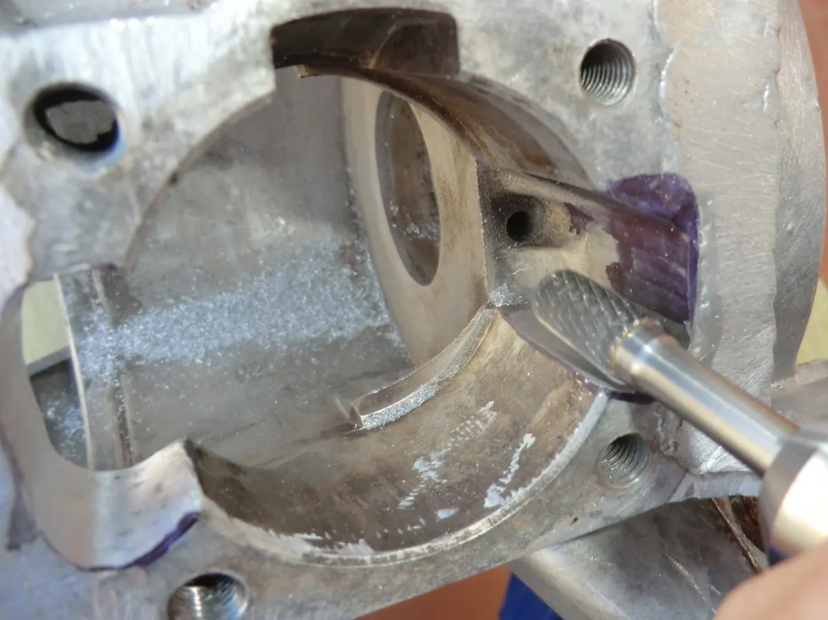 Inicio del trabajo de fresado con herramienta circular para agrandar el transfer derecho del carter de vespino