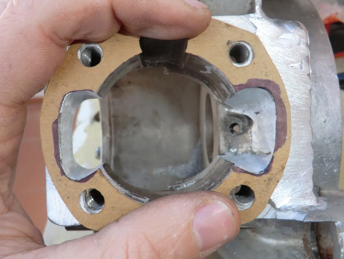 Comprobación de apertura de transfers del carter de un vespino con la junta que sirvió de modelo