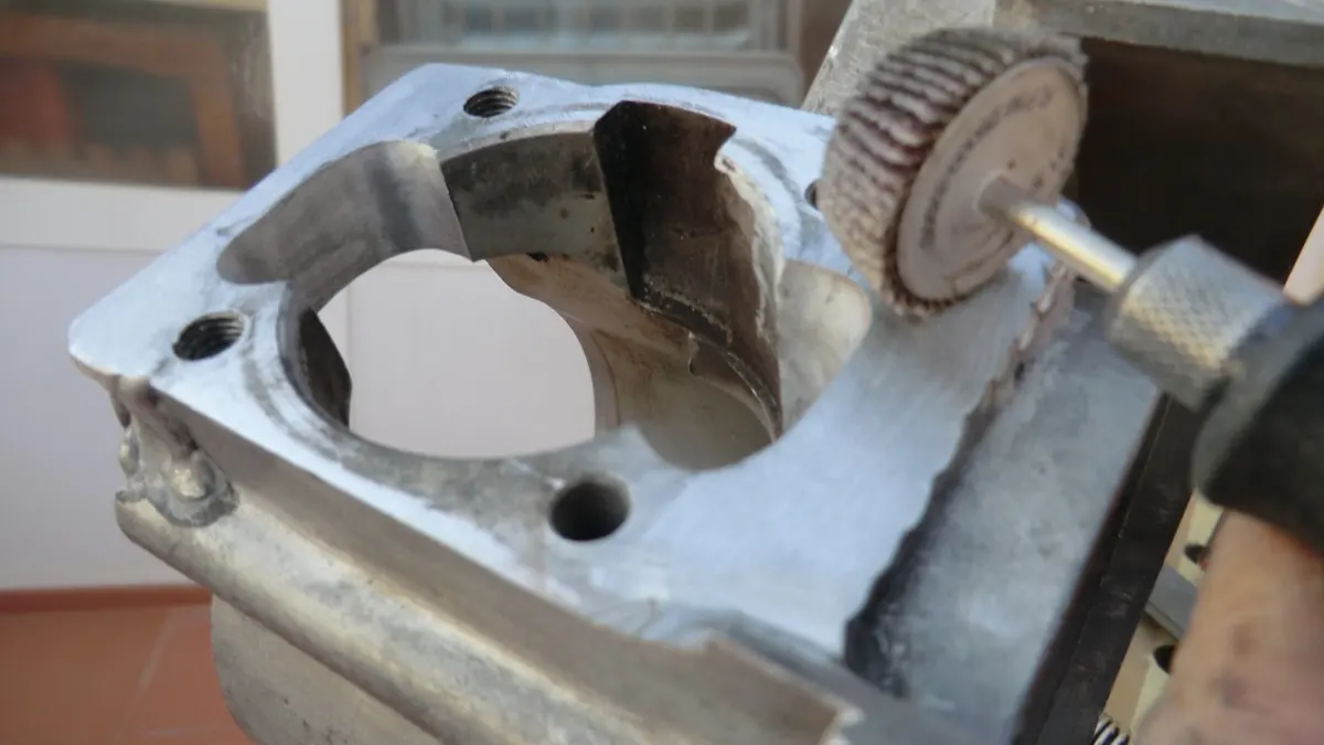 Detalle del proceso de planificación de la superficie del carter que se rellenó de soldadura para que el cilindro asiente correctamente