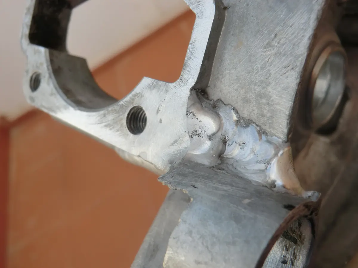 superficie del carter donde asentará el cilindro, que se planificó tras repararlo con soldadura