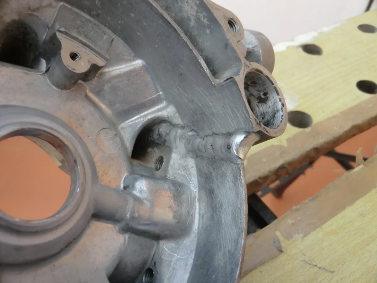 soldadura interna de relleno en carter de vespino a rebajar, que podría interferir con el volante de encendido.