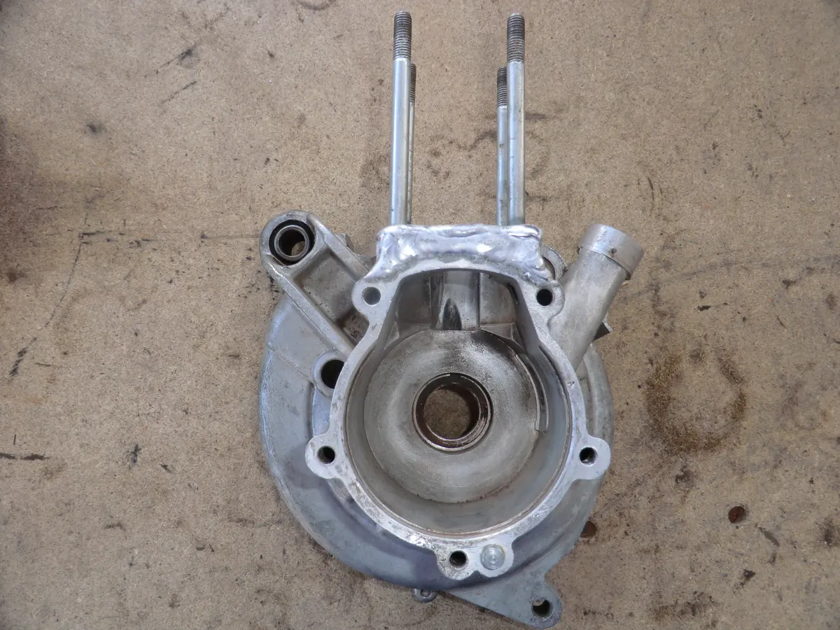 Vista lateral del relleno de soldadura en el cárter de Vespino para ampliar el transfer encarandolo al cilindrodel por el lado del variador