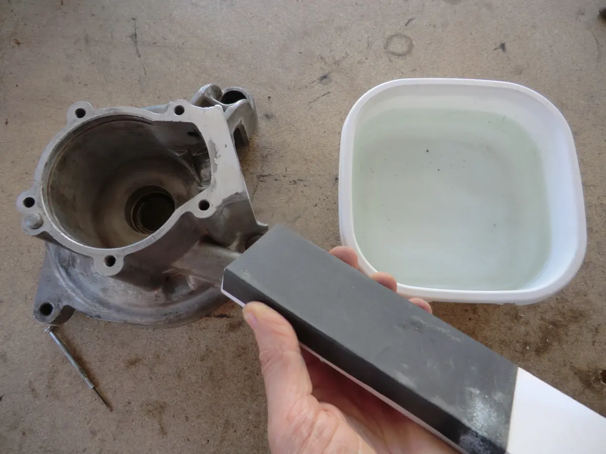 Detalle de carter de vespino listo para terminar de planificar la superficie mediante un método manual con marmol y lija de agua