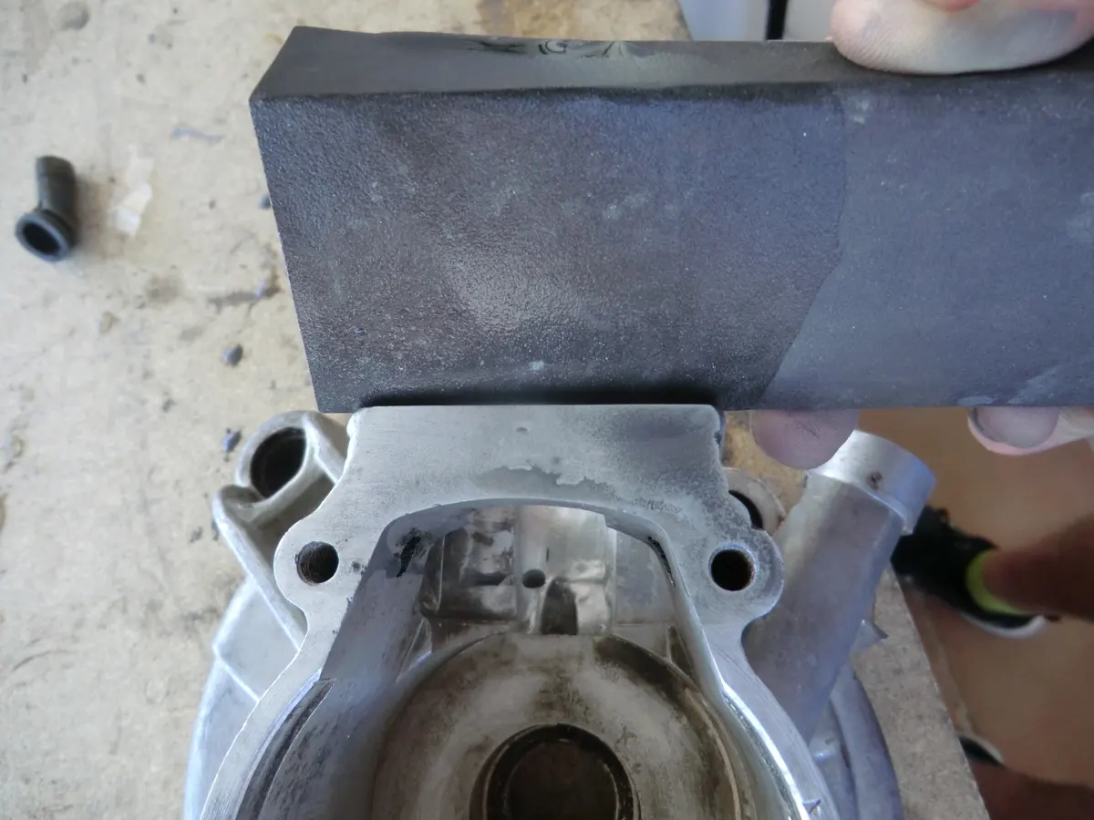 Planificado de superficie de carter que fué rellenada de soldadura para que cierre correctamente el carter