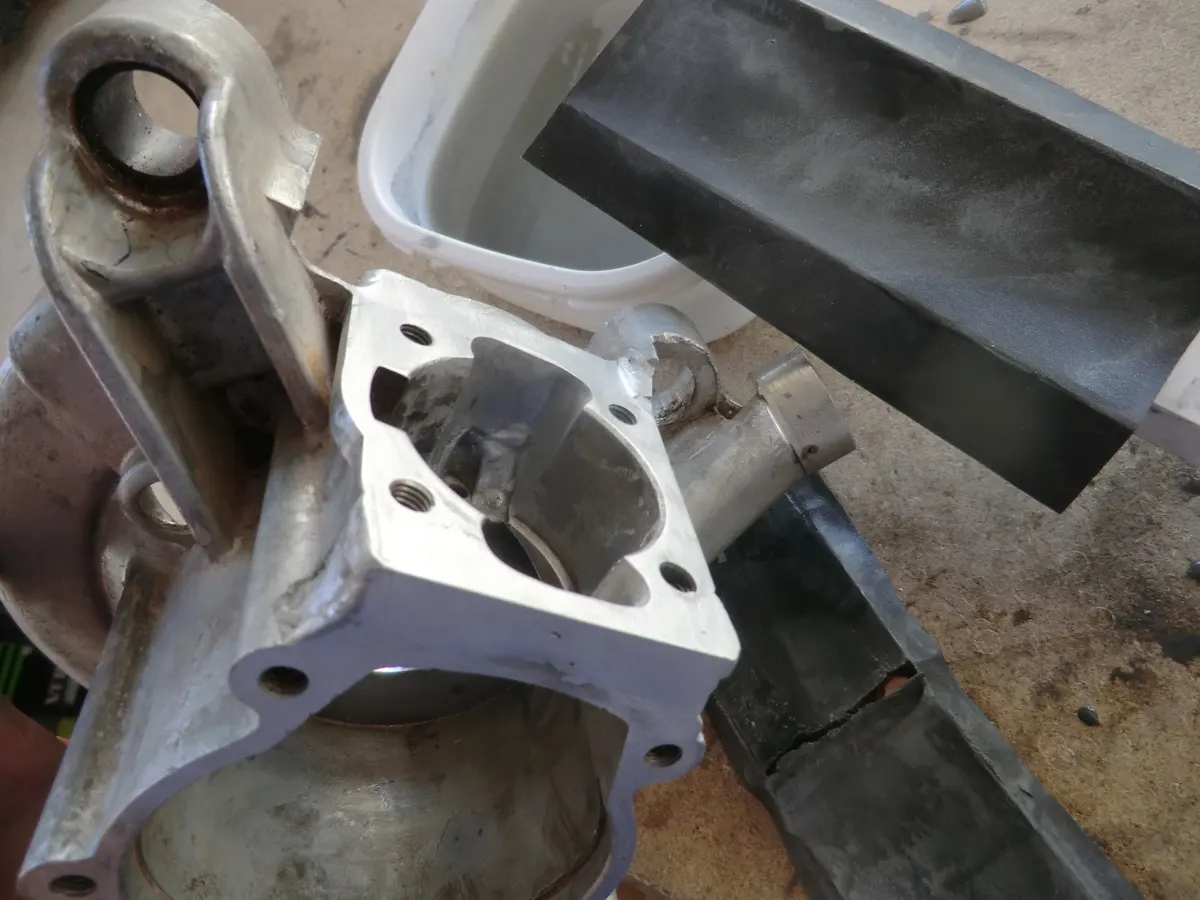 Planificado de la cara del carter que se une al cilindro usando un método manual con mármol y lija al agu