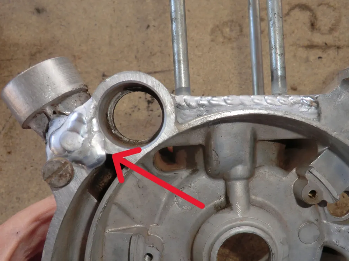 Detalle del refuerzo de soldadura en el apoyo del eje del pedal para evitar roturas por compresión al arrancar el motor de vespino 
