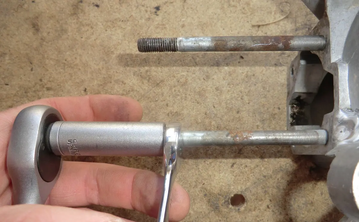 Proceso de extracción de espárragos del cárter de Vespino SC usando técnica de doble tuerca