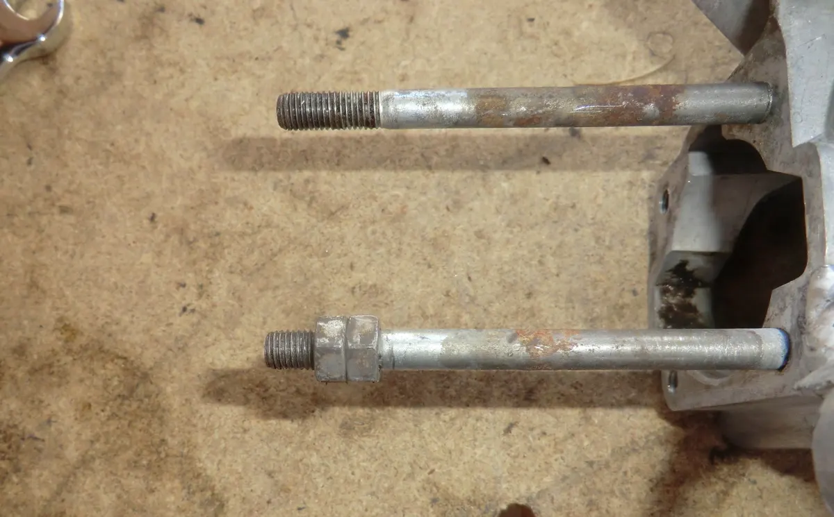 Doble tuerca para de extracción de espárragos del cárter de Vespino SC usando