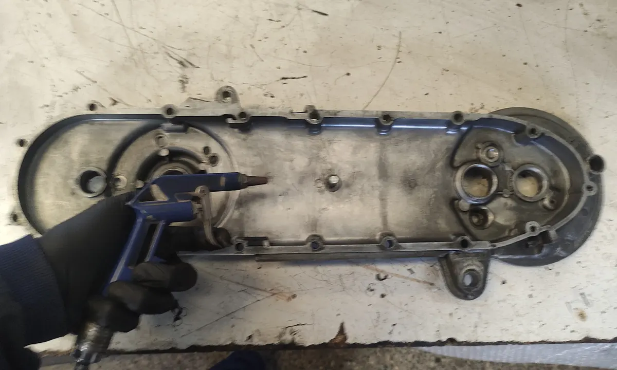 Limpieza de un carter de vespino con una pistola de aire comprimido