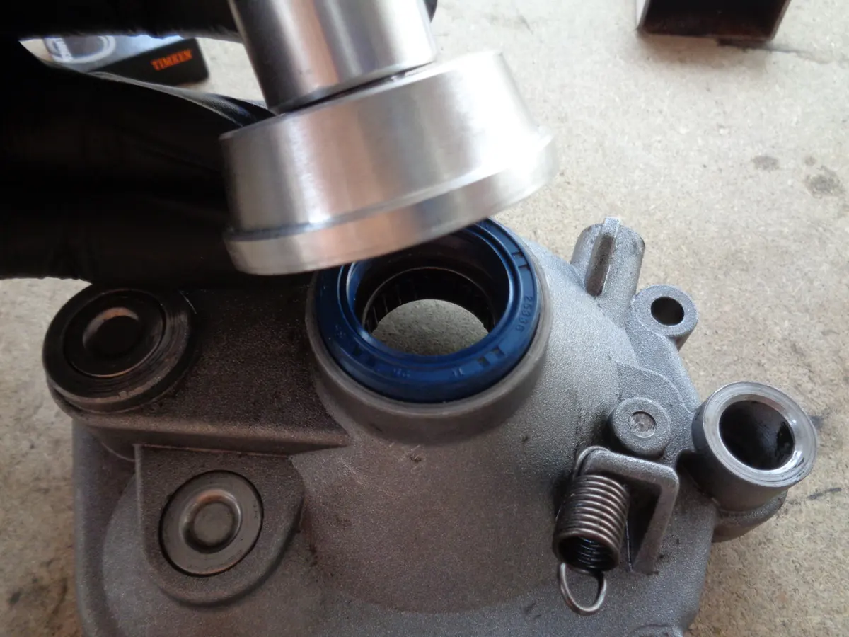 Detalle de la colocación del retén de la reductora de vespino mediante un útil