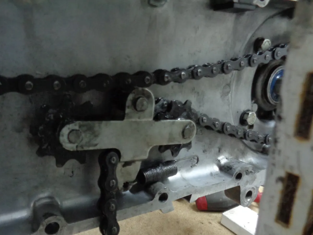 detalle de tensor de cadena de Vespino con la cadena atravesandolo, pero todavía no cerrada con el otro extremo