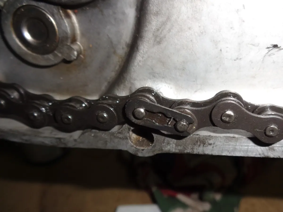 cierre rápido de cadena correctamente montado en un vespino