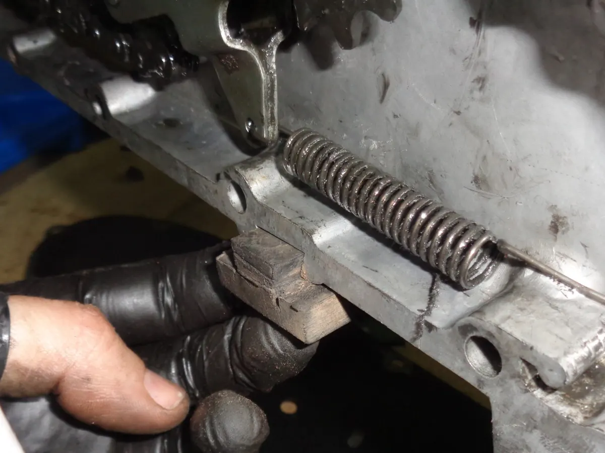 Taco de goma de caballete de vespino en el momento de su montaje en el motor