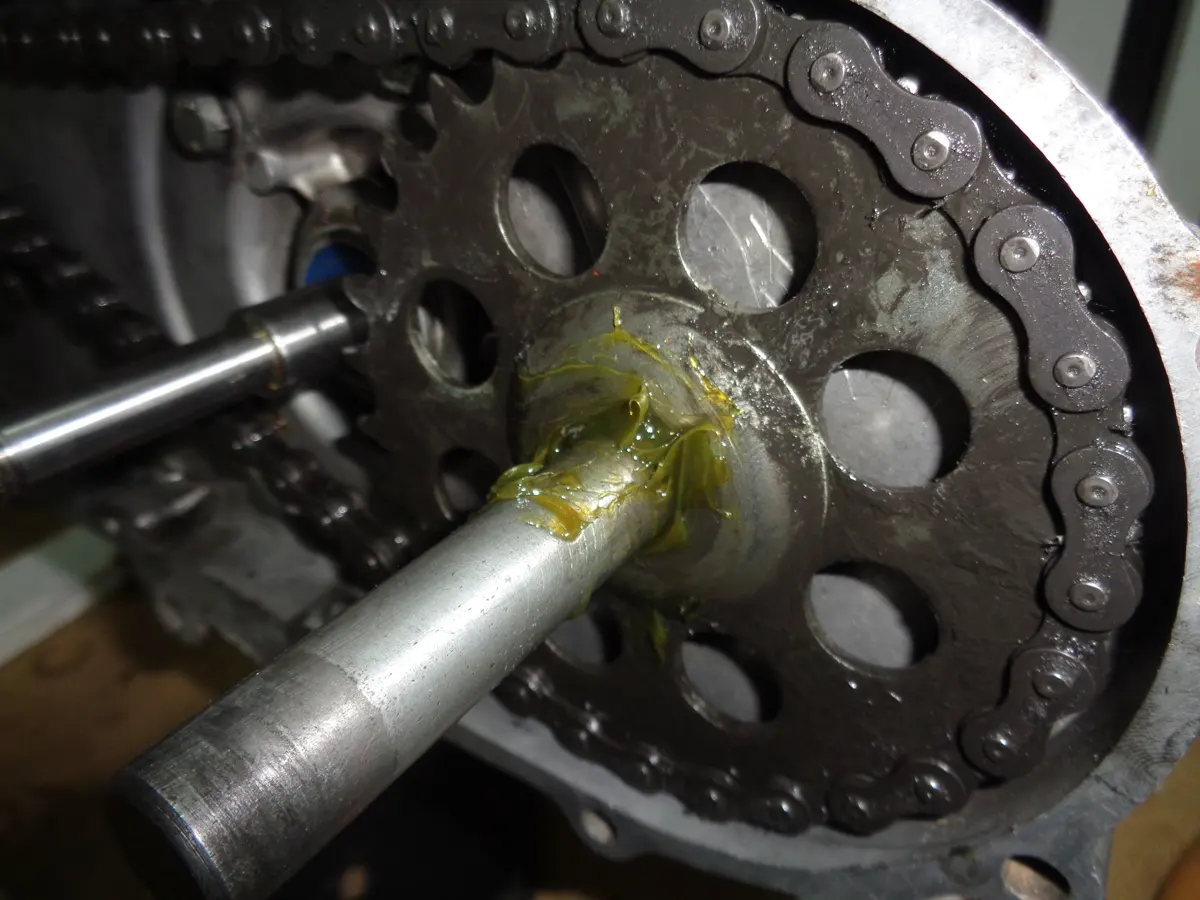 Engrasado del eje del pedalier de Vespino previo al montaje de la tapa de los 1000 tornillos