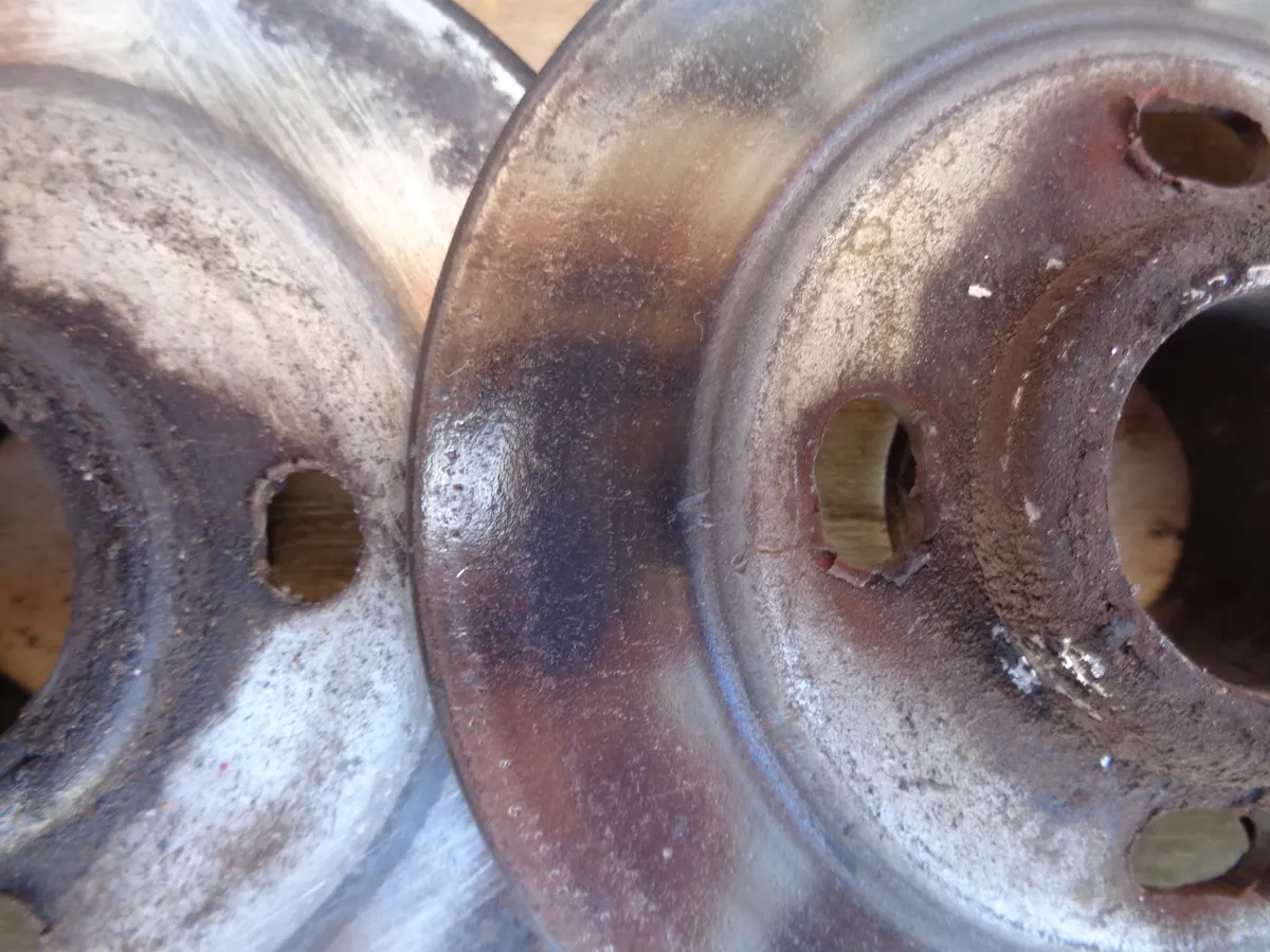 detalle de desgaste de polea de vespino en los orificios de las espigas