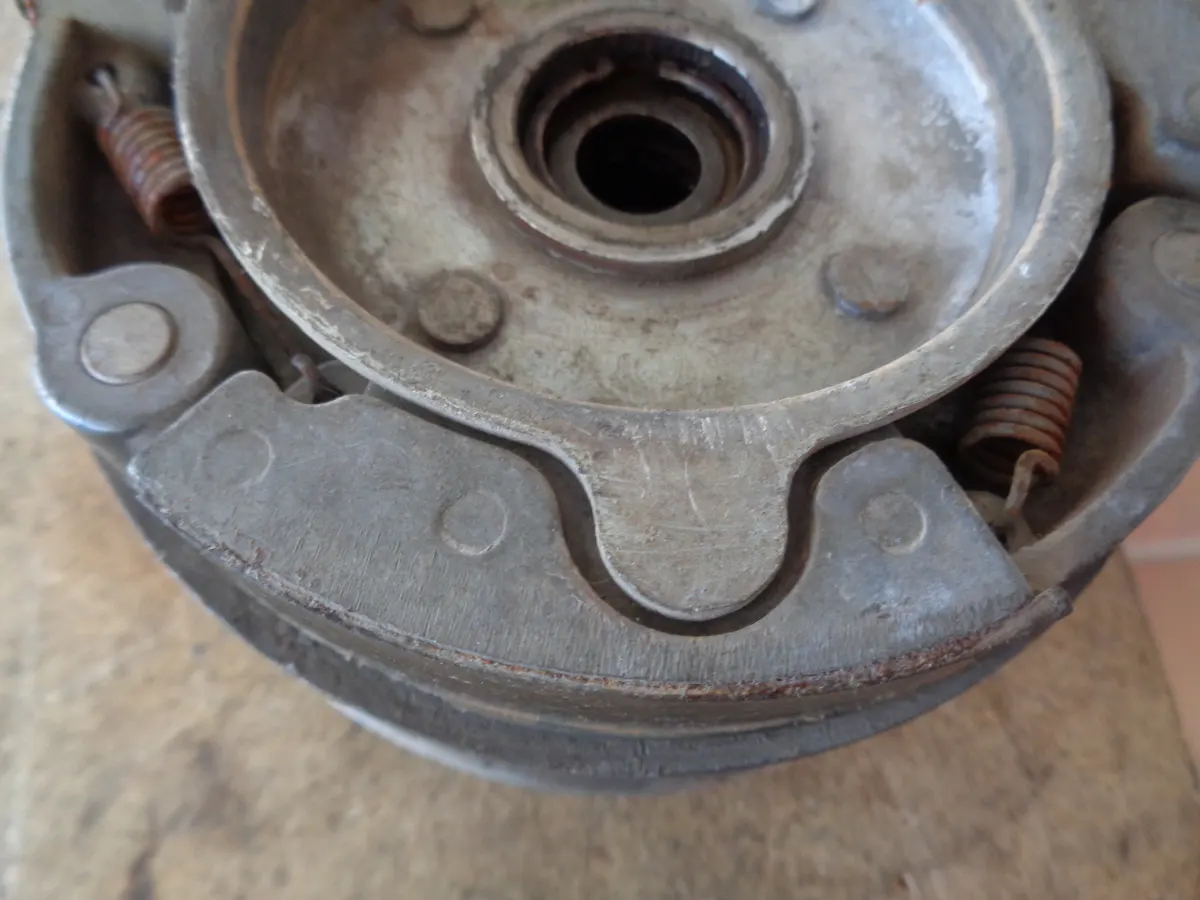 Detalle de una zapata de embrague de vespino con el ferodo totalmente desgastado a falta de desmontar