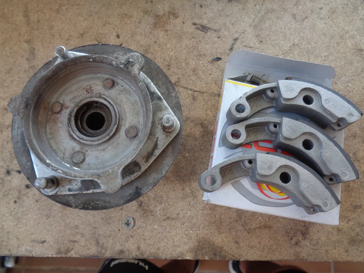 embrague de vespino sin mordazas y con mordazas nuevas al lado para ser montadas