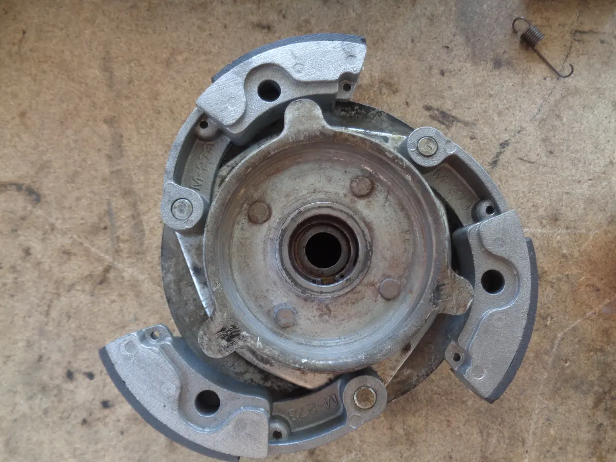 Embrague de vespino en proceso de montaje con las mordazas colocadas en los pivotes pero sin montar el resto del conjunto