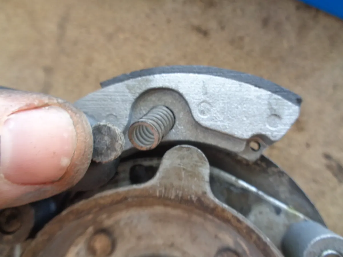 detalle de muelle pequeño de mordaza de embrague de vespino en el lugar que se debe montar