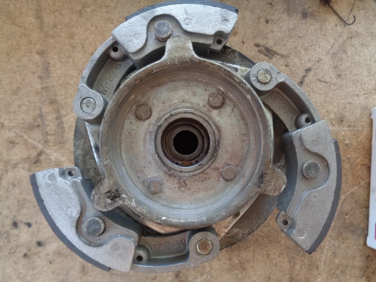 embrague de vespino con mordazas, muelles pequeños y ferodos montados