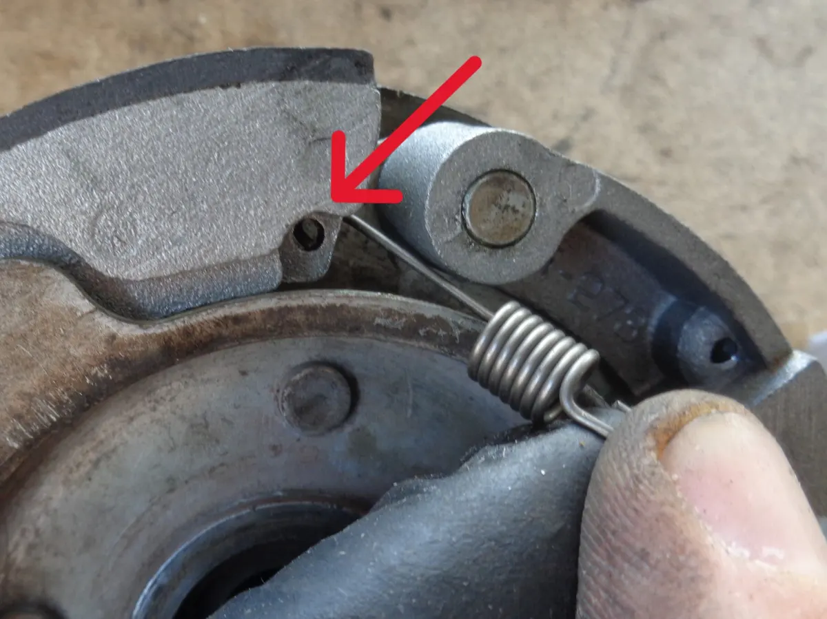 Detalle del punto en que deben engancharse los muelles de contraste del embrague de vespino