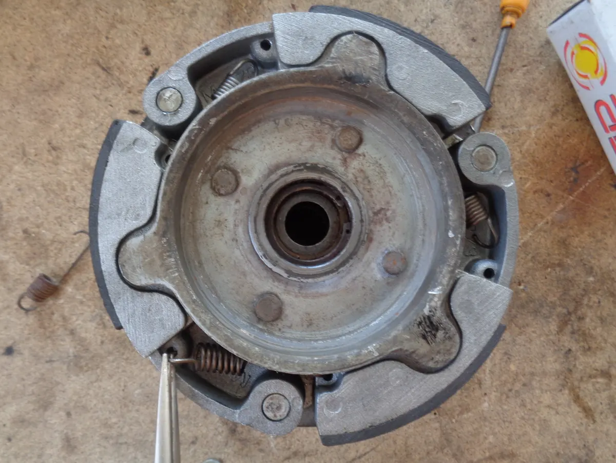 montaje del muelle de contraste de embrague de vespino con unos alicates