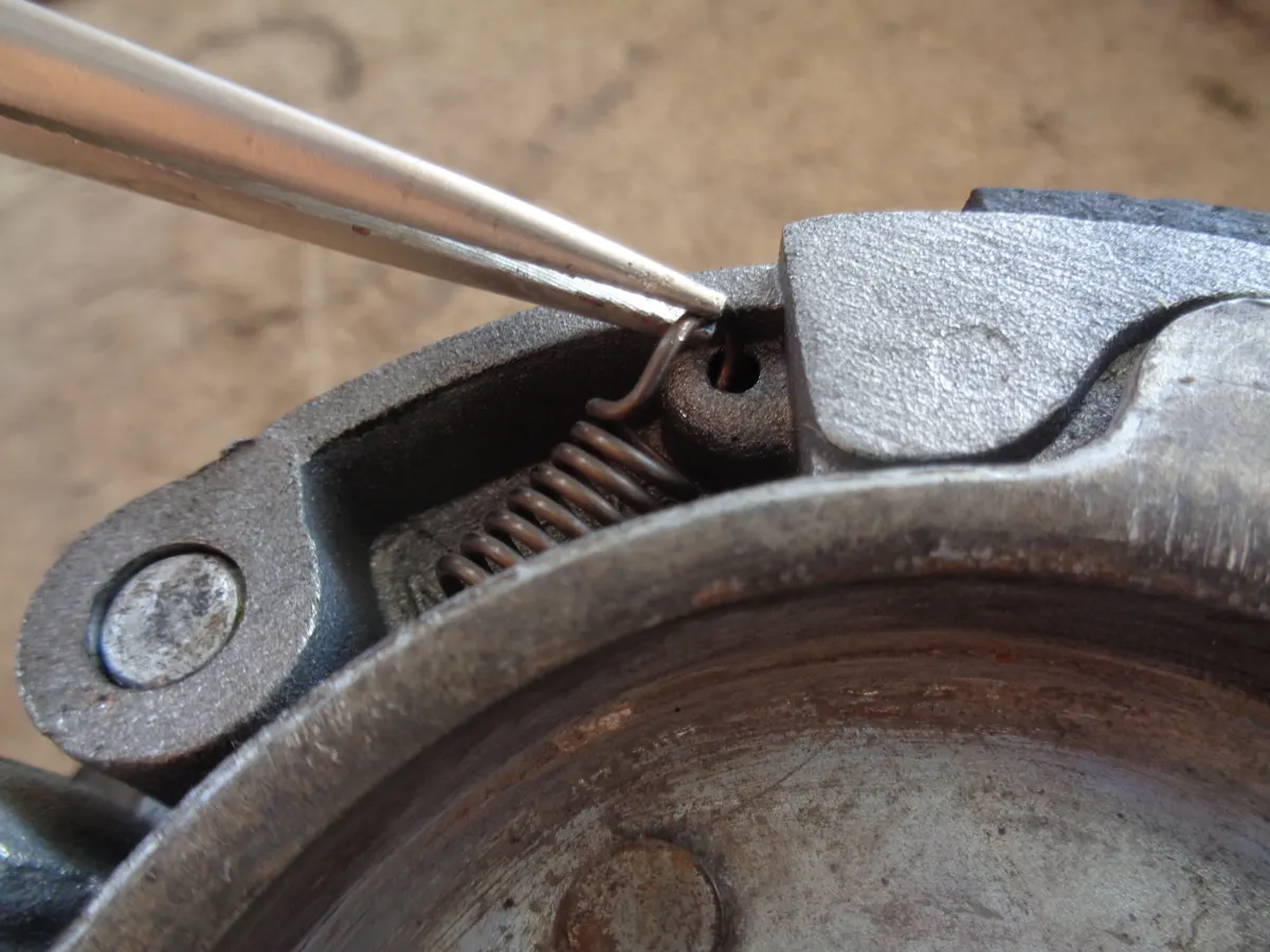 detalle de como debe montarse el segundo anclaje del muelle de contraste del embrague del vespino en una de las mordazas