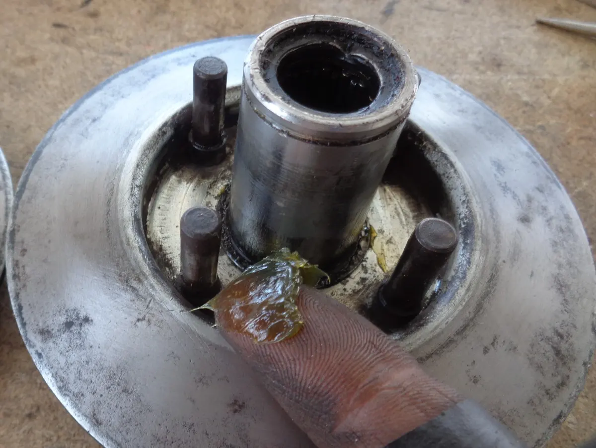 Dedo con grasa en el momento en que engrasa  las espigas de la semipolea fija para evitar desgaste de la polea movil.