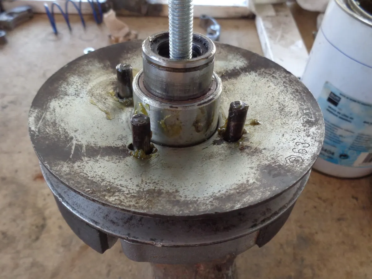 Polea fija y movil del embrague de vespino en proceso de montaje a falta de muelle de contraste