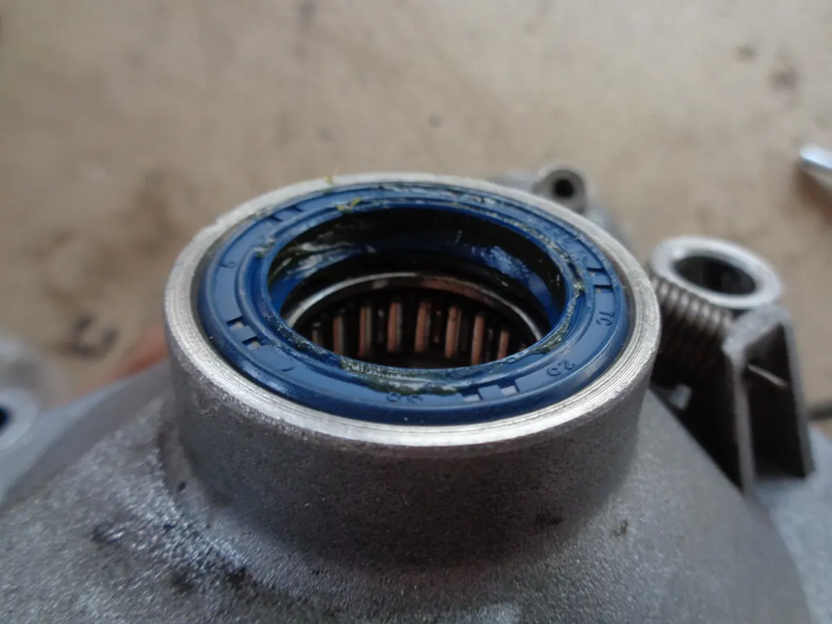 detalle del engrase del rodamiento y retén del la reductora del vespino para el montaje del eje portarueda