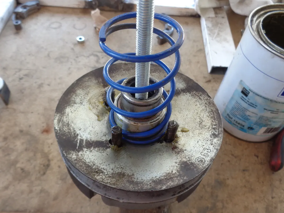 Montaje de contraste de vespino azul, en proceso de montaje del variador, todavía sin comprimir sobre la semipolea movil