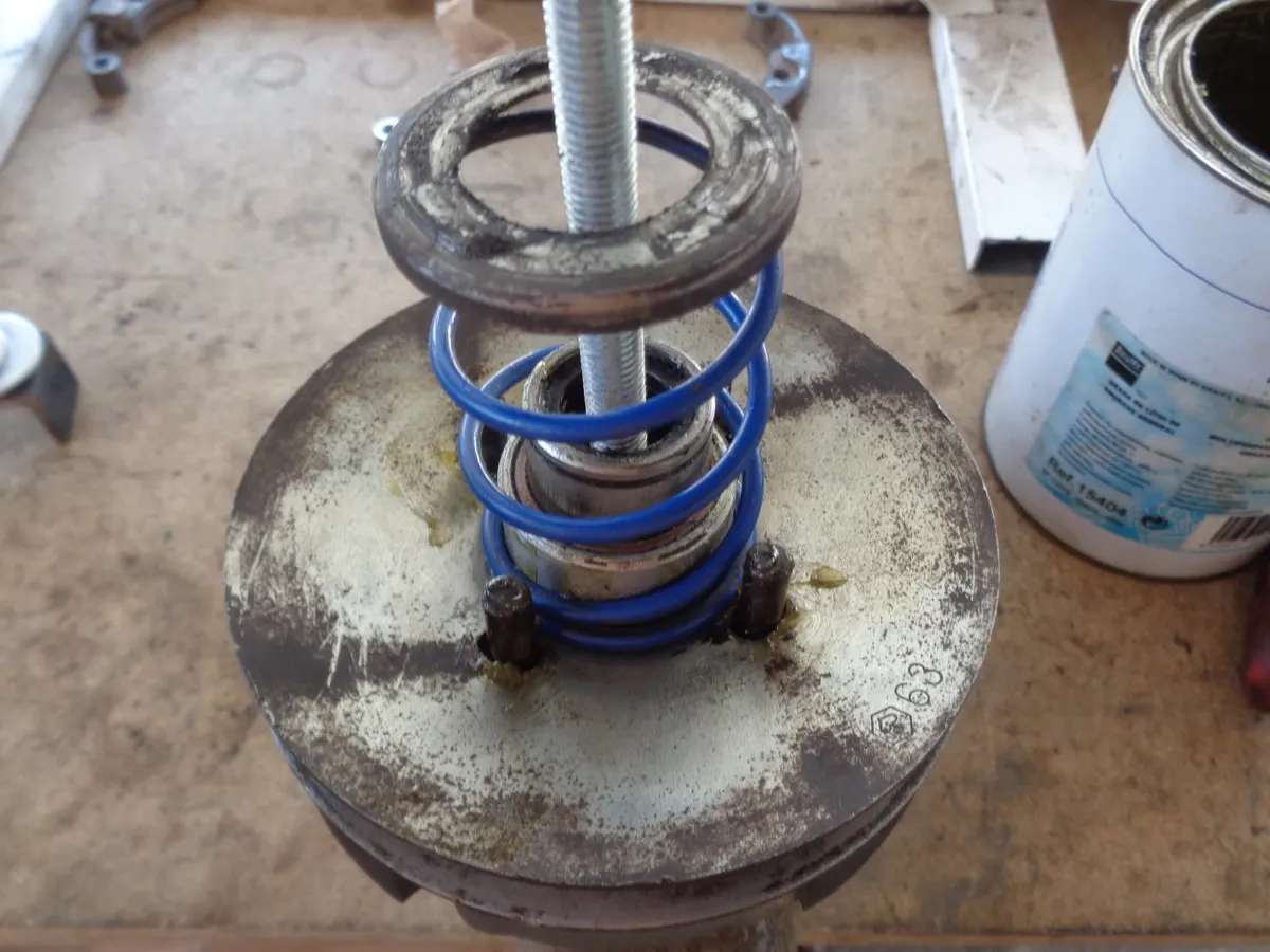 momento del montaje del muelle de contraste del embrague de vespino a falta de comprimir el muelle, con el platillo ya montado