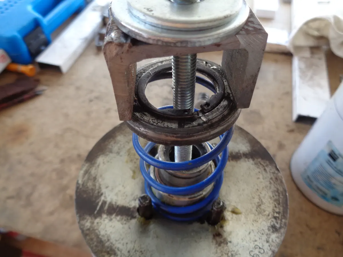 momento del montaje del util para comprimir el muelle de contraste del embrague de vespino para comprimirlo y continuar el montaje del motor