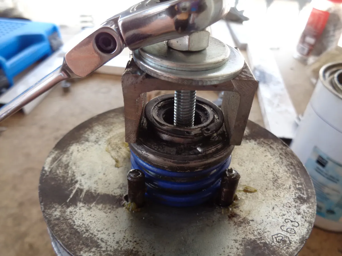 util de montaje de embrague de contraste del vespino, ya comprimido para montar el anillo seeger que bloquee el muelle