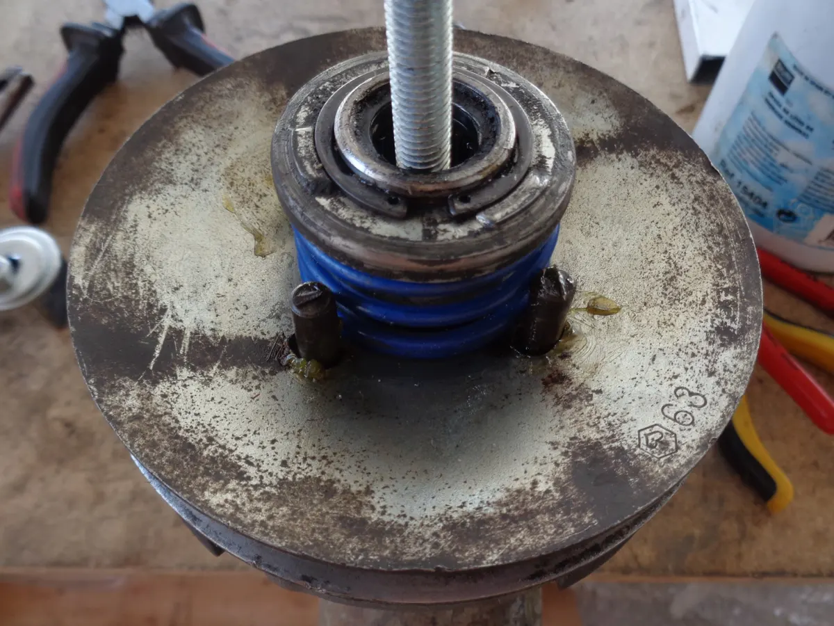 muelle de contraste de vespino montado en embrague de vespino comprimido y sin el util de montaje