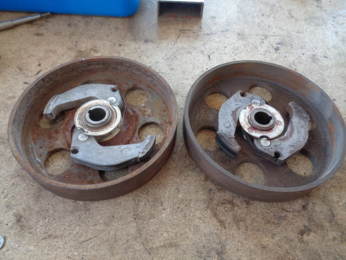 Dos campanas de embrague de Vespino con mordazas de arranque 