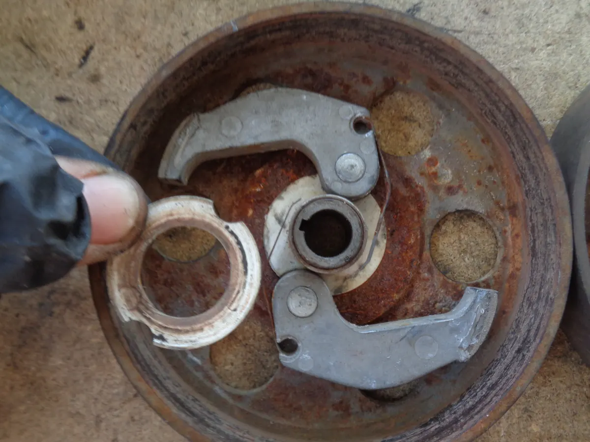 Retirada de arandela separadora de mordazas de campana de embrague de vespino 