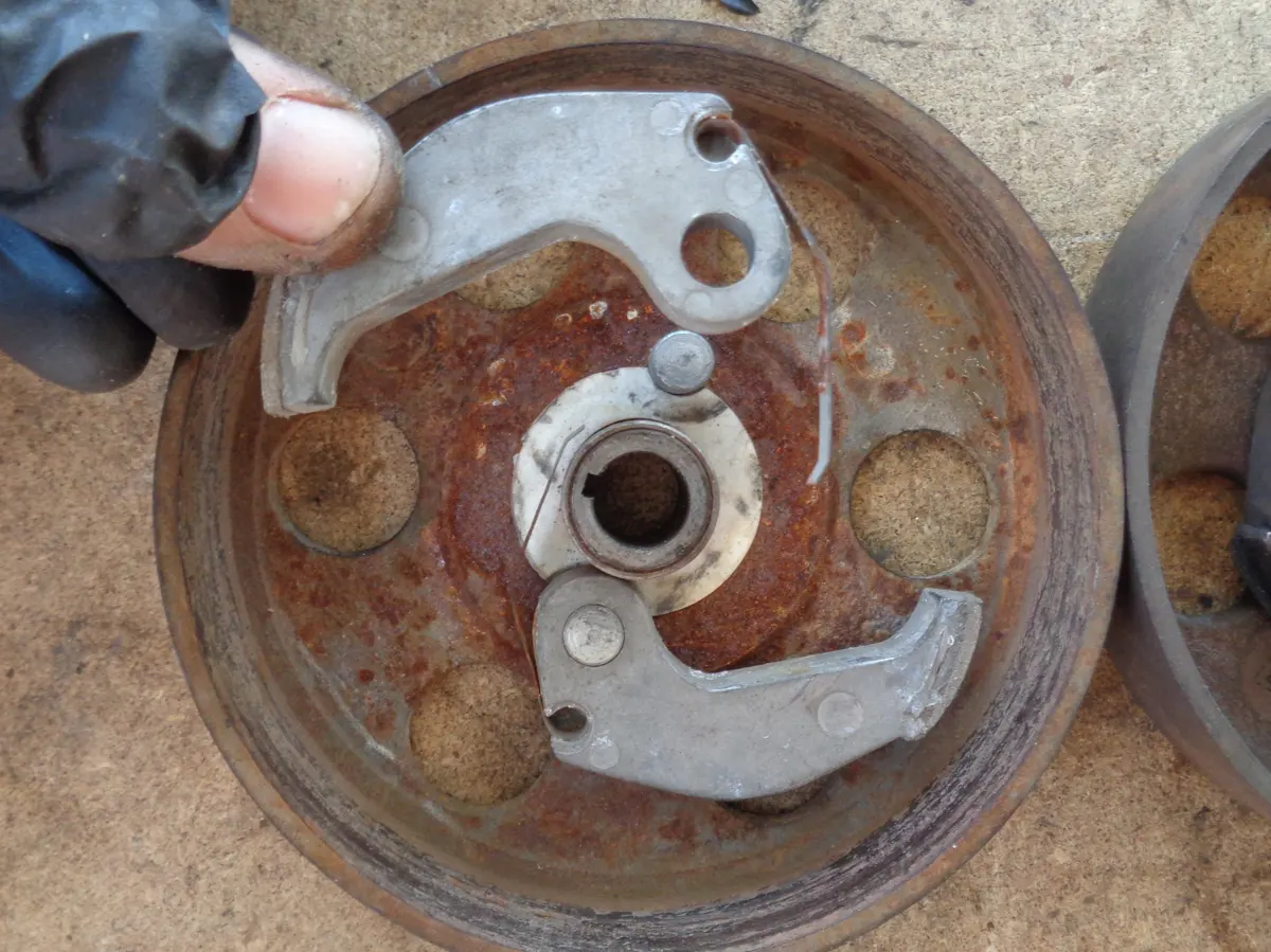 Retirada de mordazas de arranque de campana de embrague de vespino