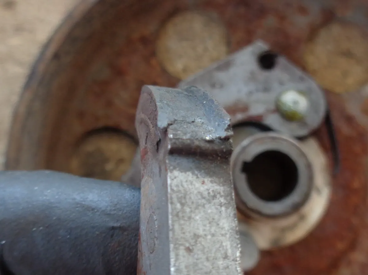 Detalle del desgaste del ferodo de una mordaza de arranque de Vespino