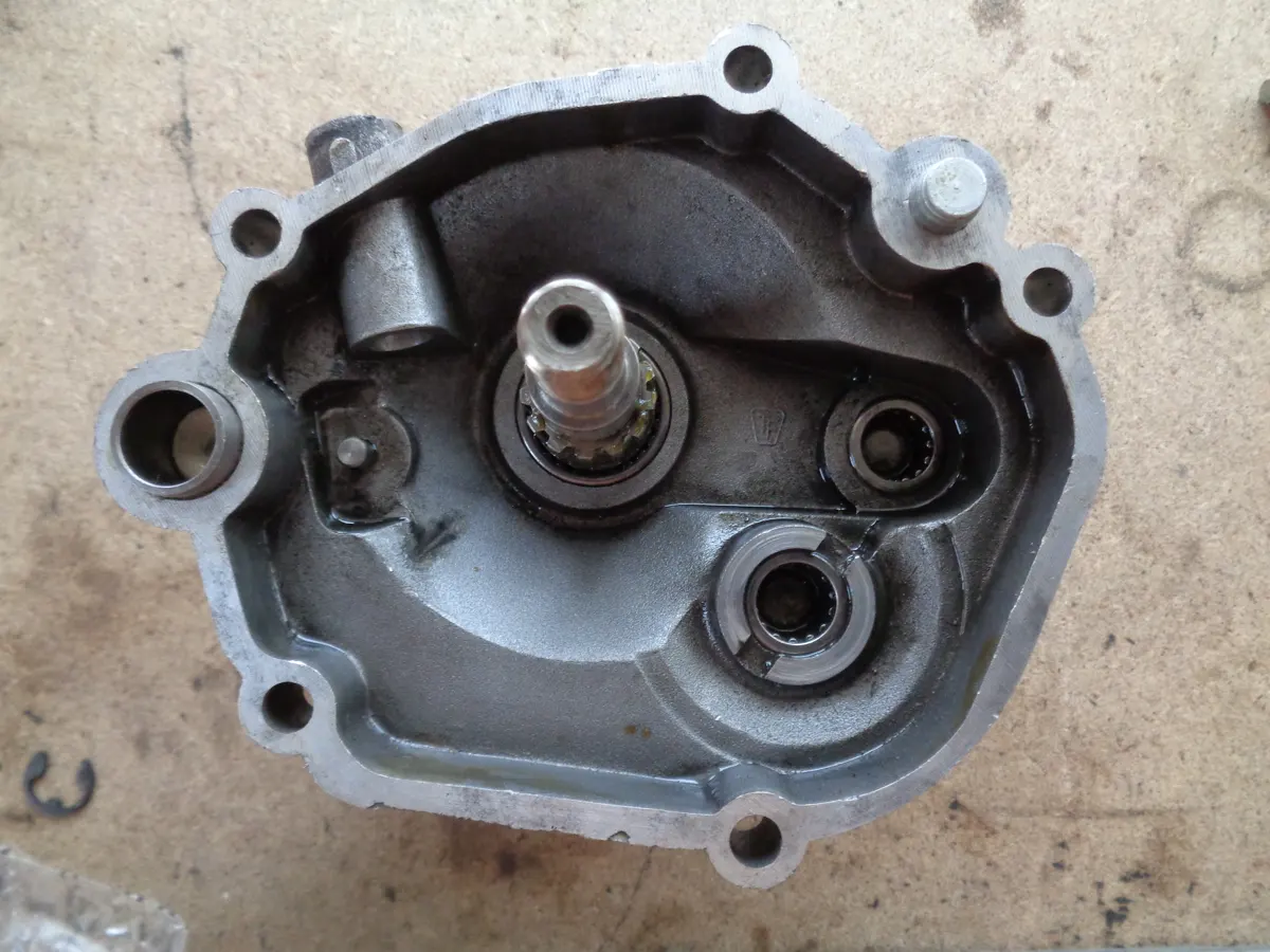 carter de reductora de vespino en proceso de montaje solamente con el eje portarueda montado