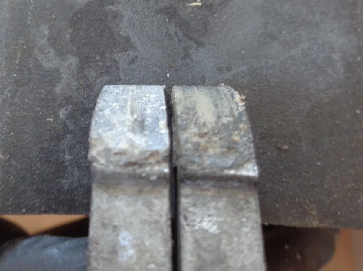 Dos mordazas de arranque de vespino con el ferodo en mal estado