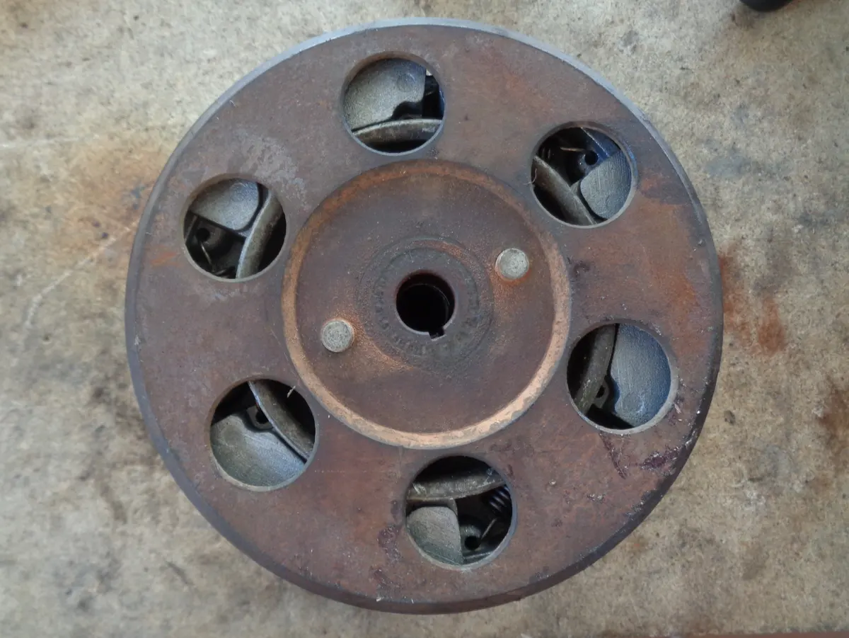 embrague y campana de embrague de vespino totalmente restaurada y sobe una mesa lista para montarse en el motor