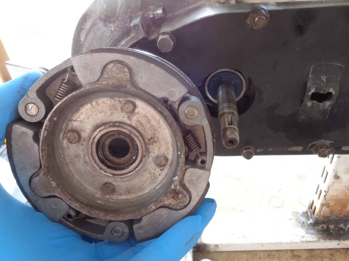 Embrague de vespino junto al eje donde debe montarse, en el proceso de restauración del motor