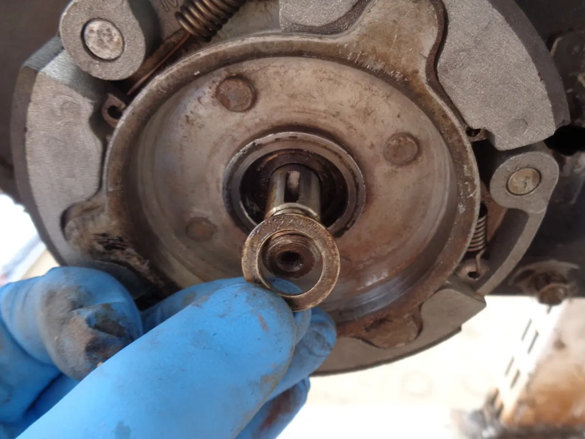 colocación de la arandela separadora del embrague de vespino en el eje