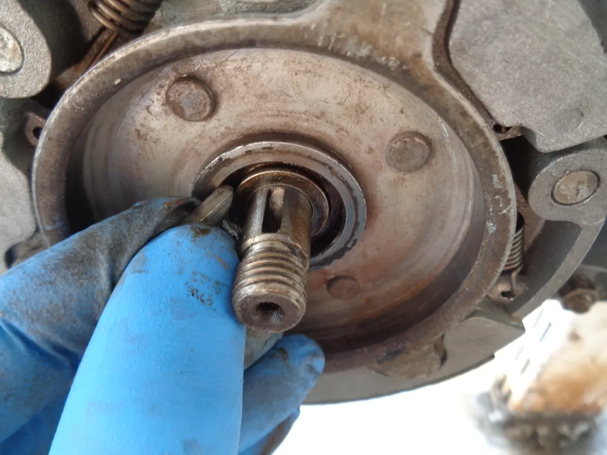 colocación de la chaveta del eje portapolea de vespino en el proceso de montaje de la campana de embrague de vespino