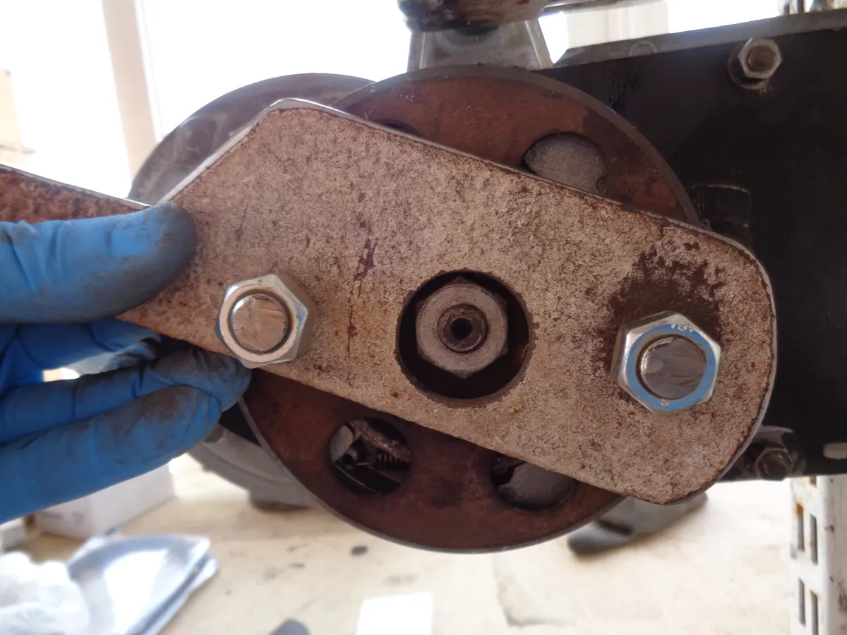 uso de útil bloqueo de campana de embrague en el proceso apriete de la tuerca del eje portapolea de vespino