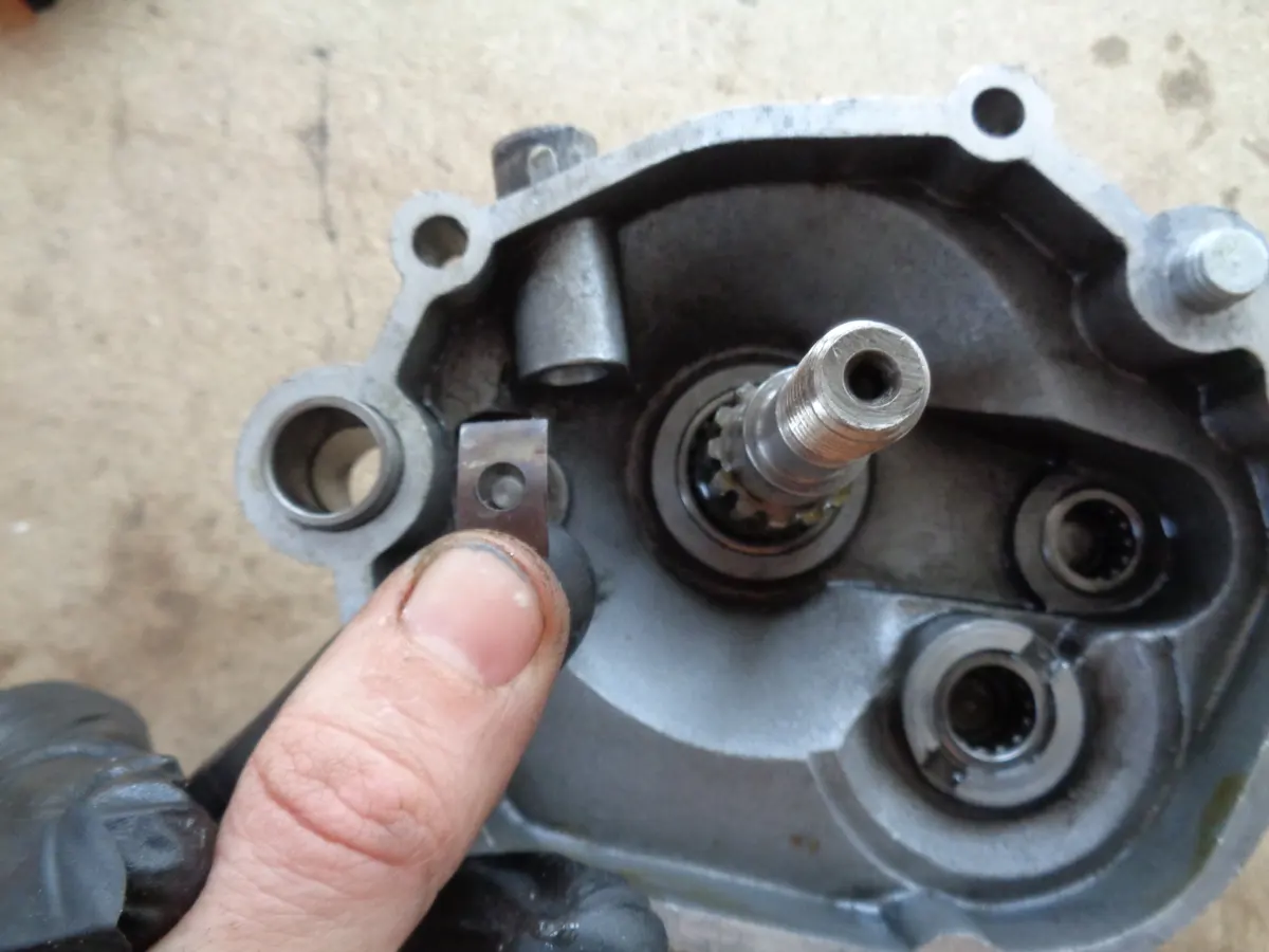 muelle de plata U de la reductora previo a ser posicionado en el carter