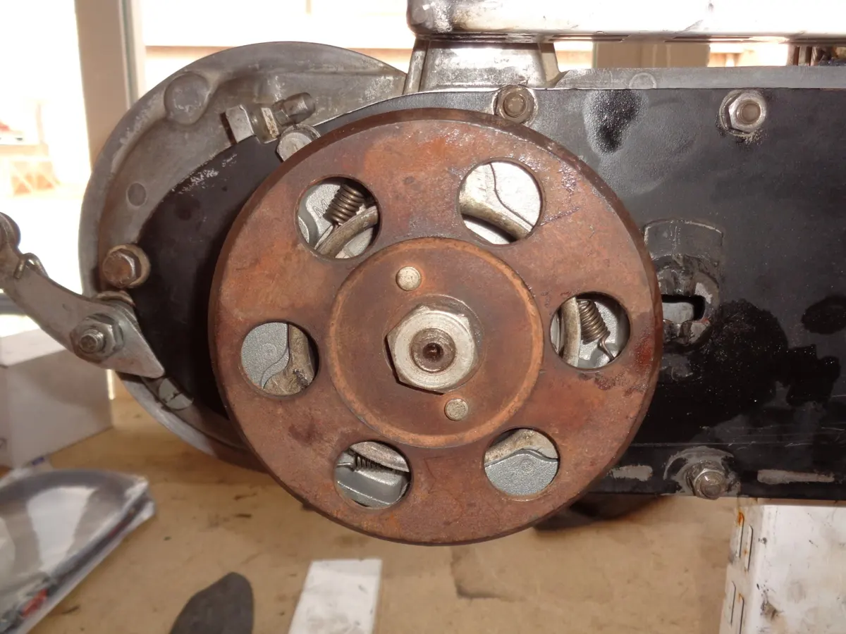 Embrague de Vespino recién restaurado y montado en el motor de vespino